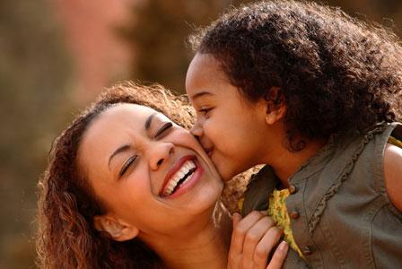 mom-laughing-child_zqtdja